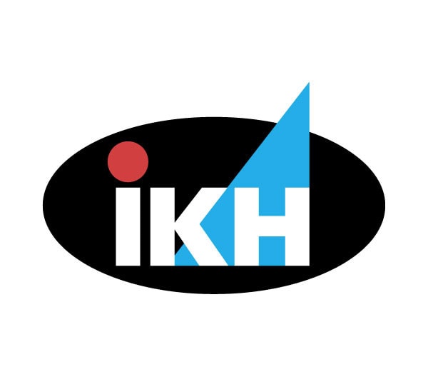 IKH logo, mustalla pohjalla, valkoinen teksti ja punainen sekä sininen kuvio. Kuuluu Wanhan Timpurin valikoimaan